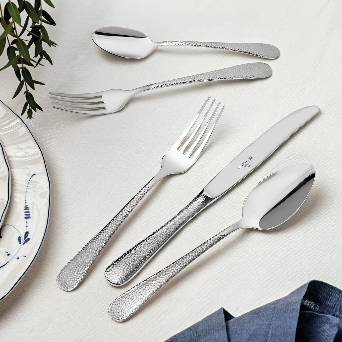 Leandra 40-piece flatware set