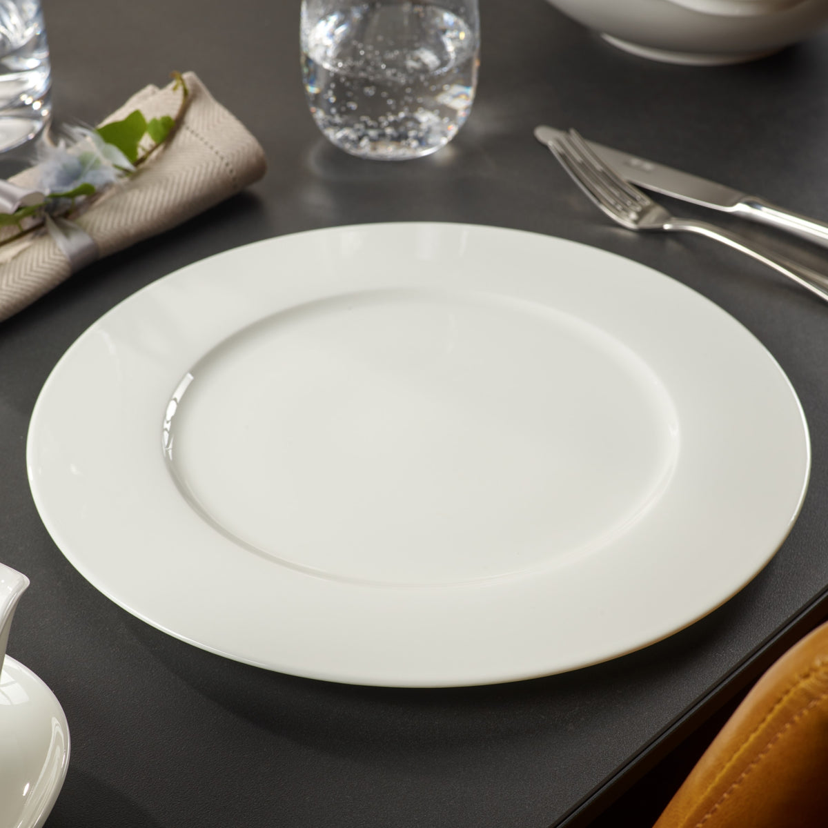 Anmut Dinnerware set