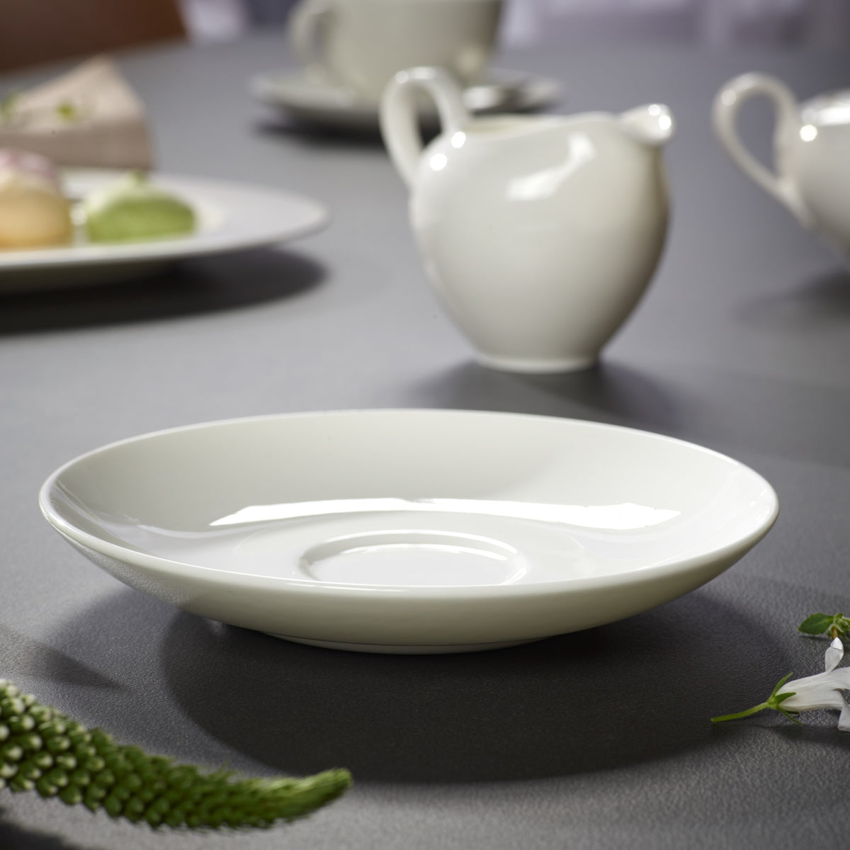 Anmut Dinnerware set