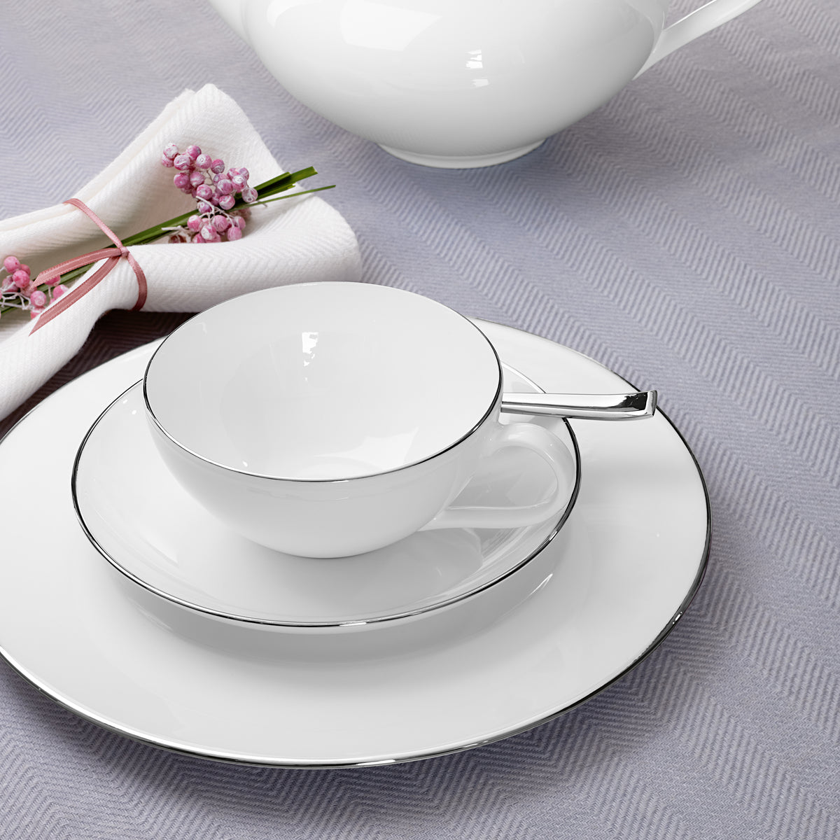 Anmut Dinnerware set