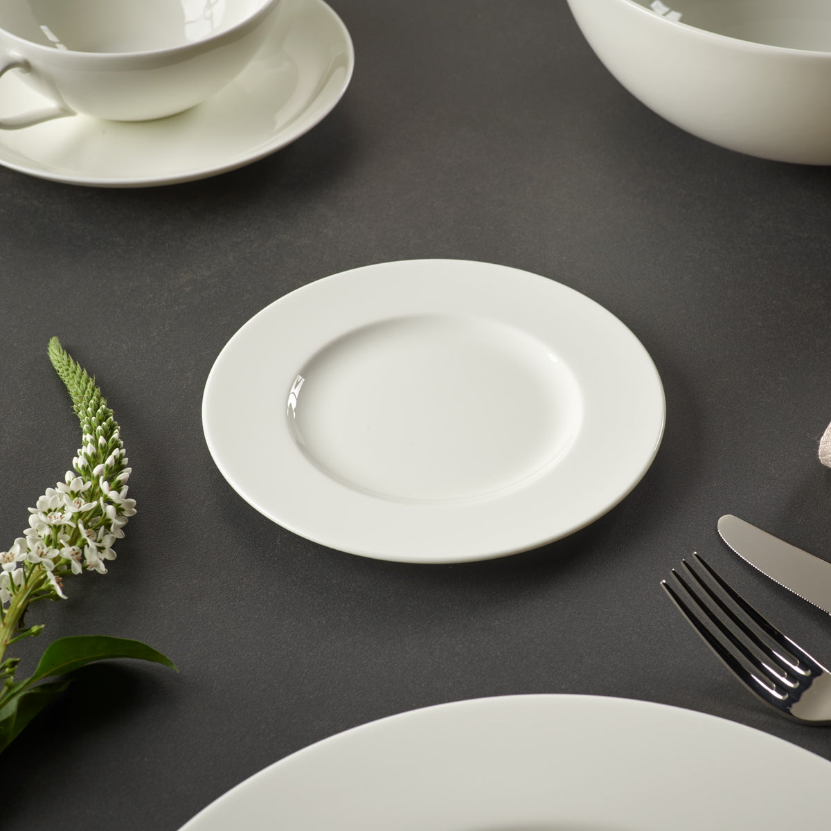 Anmut Dinnerware set